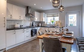Modern 3 Bedroom House With Parking