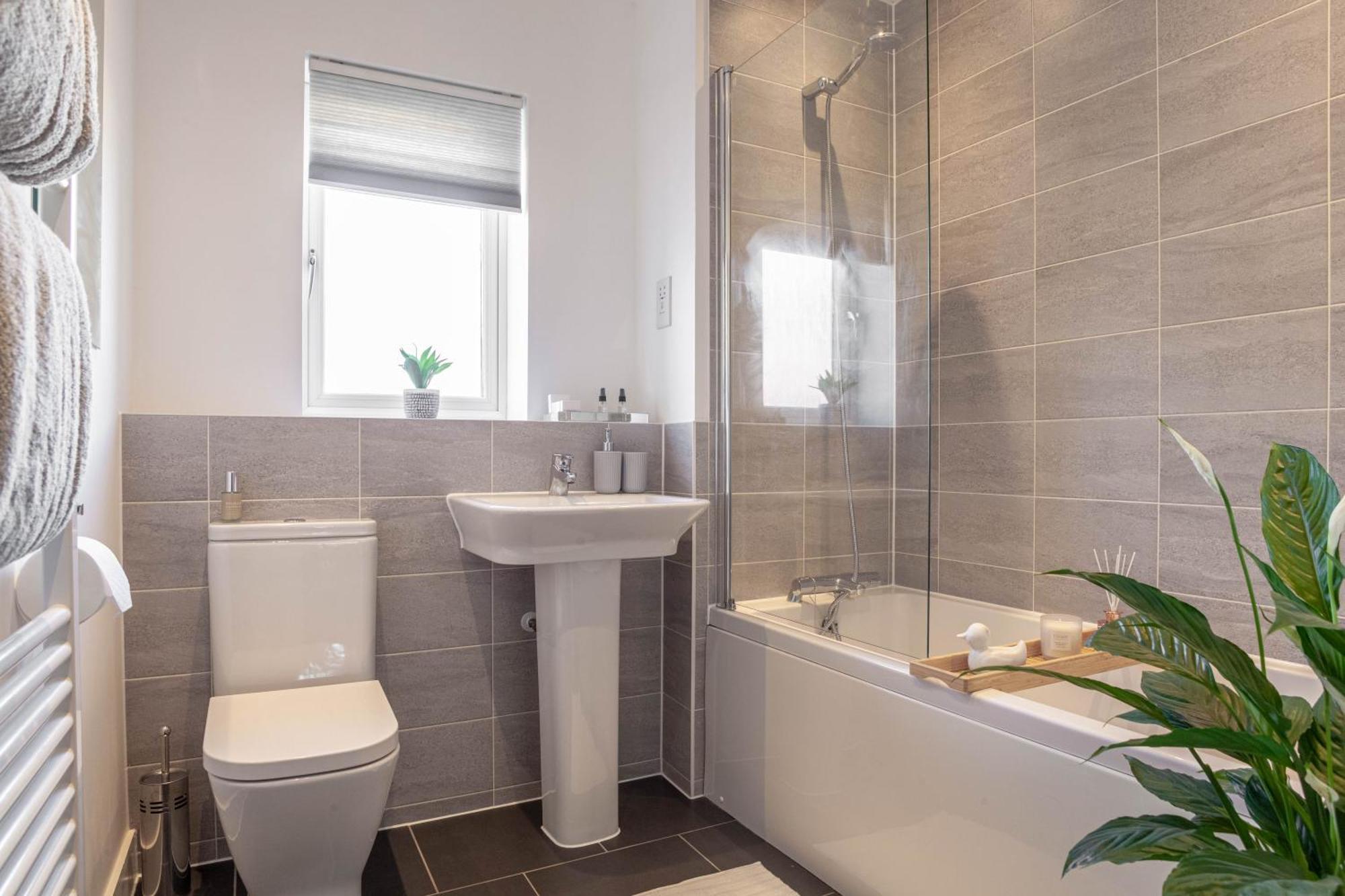 Modern 3 Bedroom House With Parking Bath Exterior photo