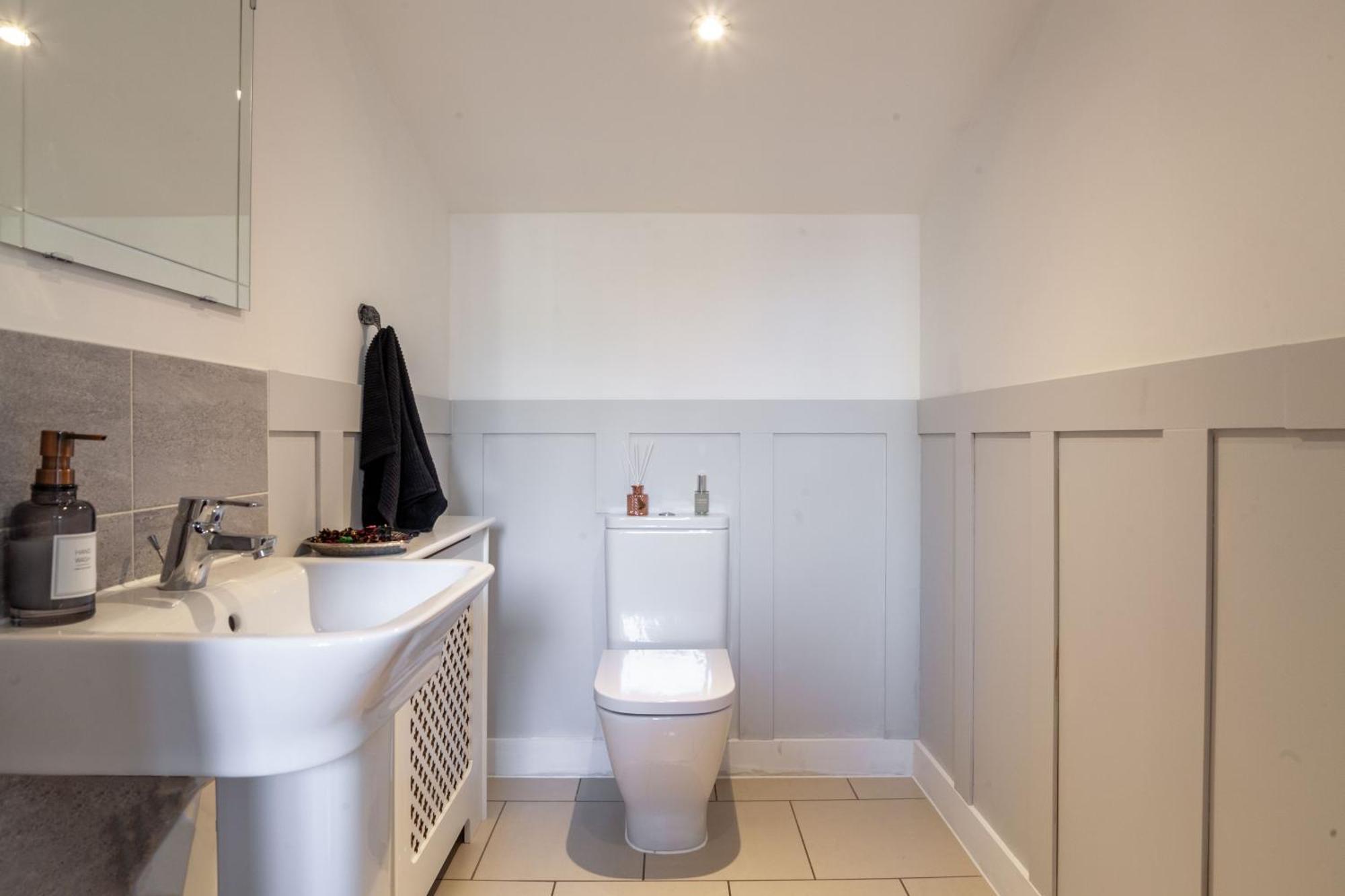 Modern 3 Bedroom House With Parking Bath Exterior photo